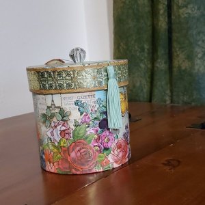 Pretty round box